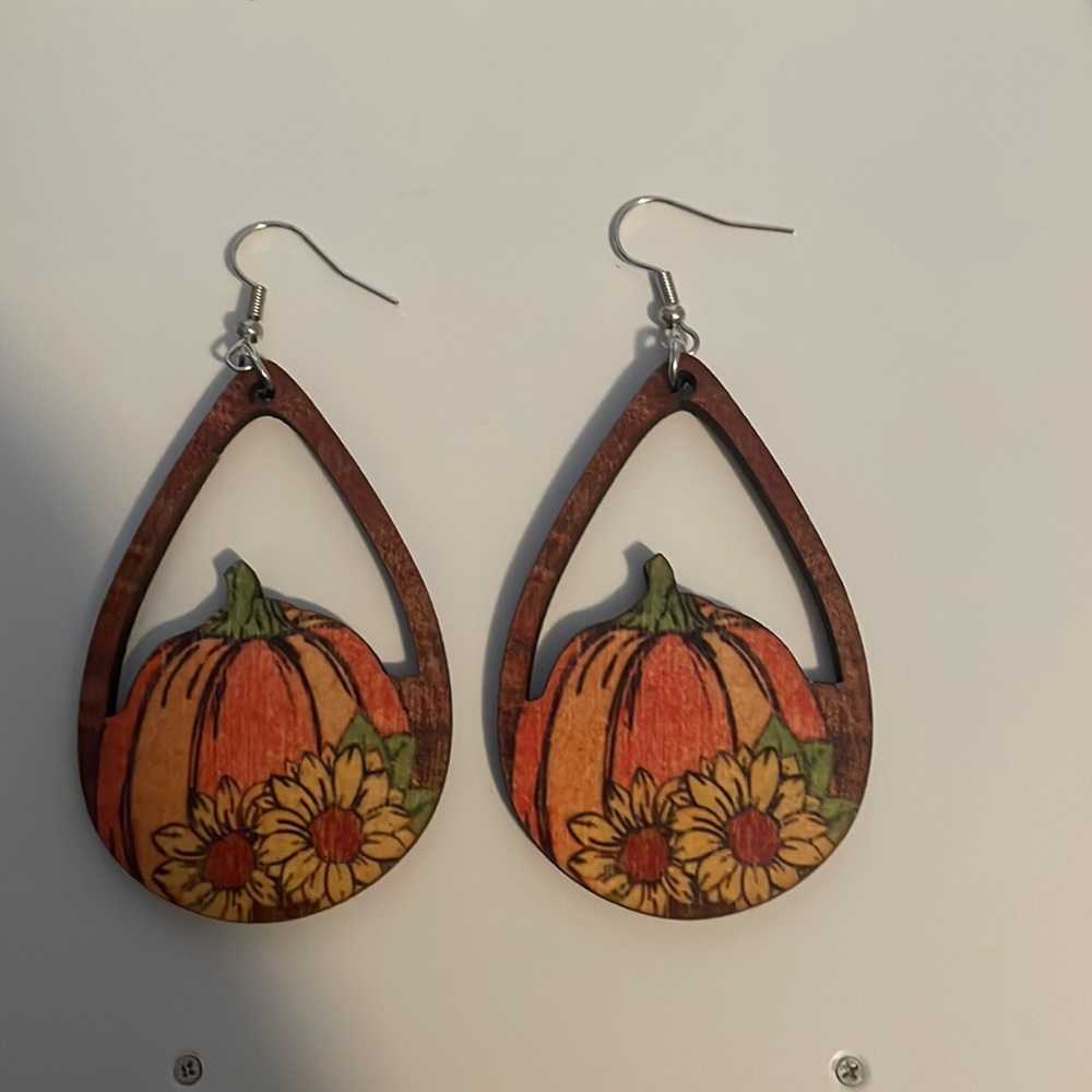 Pumpkin earrings Brand New Never Worn One Size